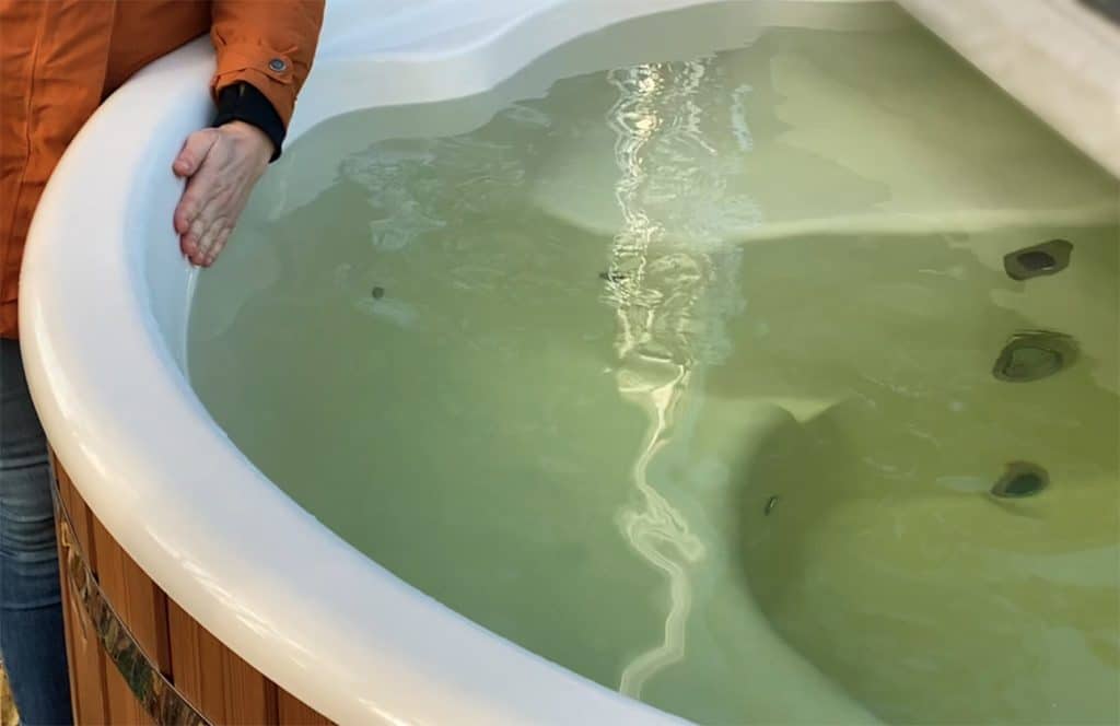 Showing the right level of water in a hot tub: 10-20cm (4-8in) below the top ridge.
